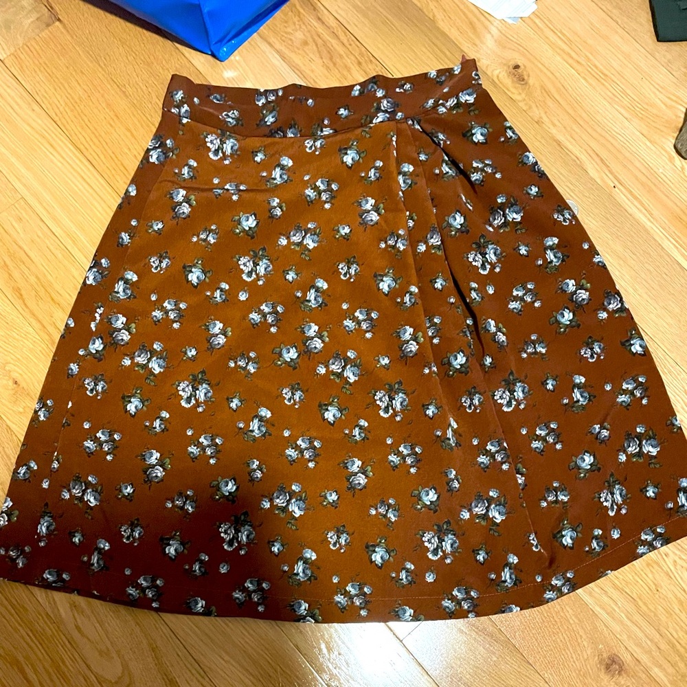 Flower Skirt, Les Lis- Size M - Worn Once :)